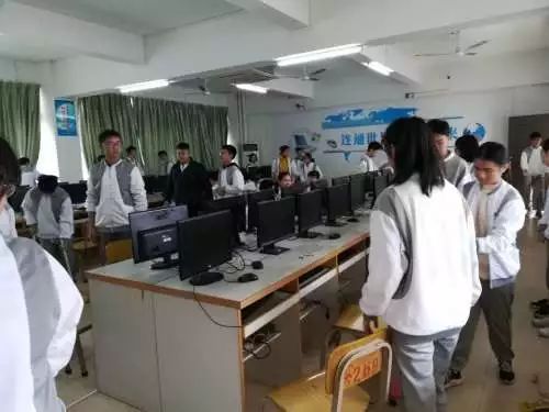 新興縣實(shí)驗(yàn)中學(xué)計(jì)算機(jī)信息技術(shù)課 3D創(chuàng)意設(shè)計(jì)與3D打印真實(shí)體驗(yàn)探索